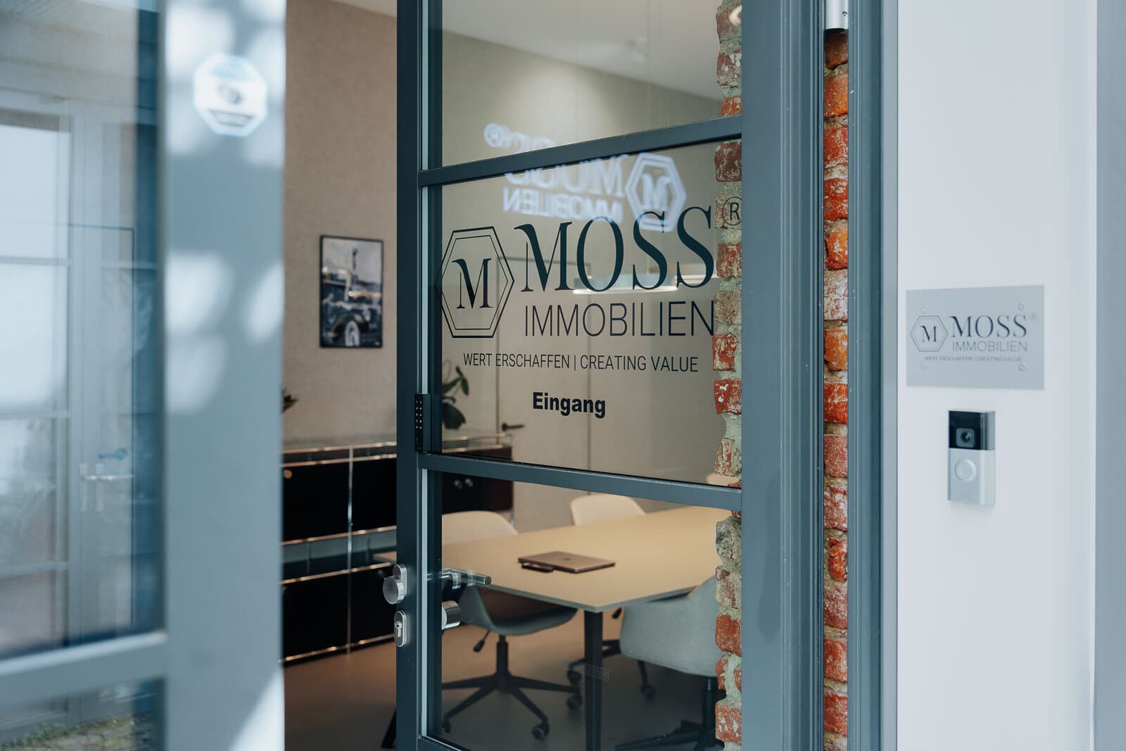 Eingang zum Büro von MOSS in Freiburg