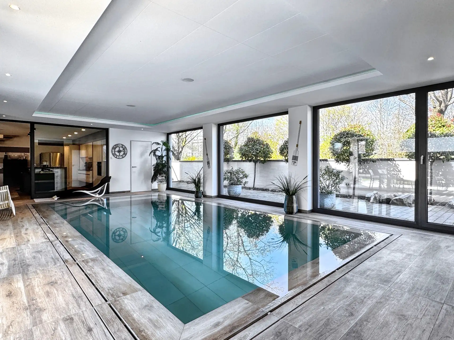 Luxus pur am Fuße des Tunibergs – traumhafte Unternehmervilla mit Innenpool und Gewerbeeinheiten